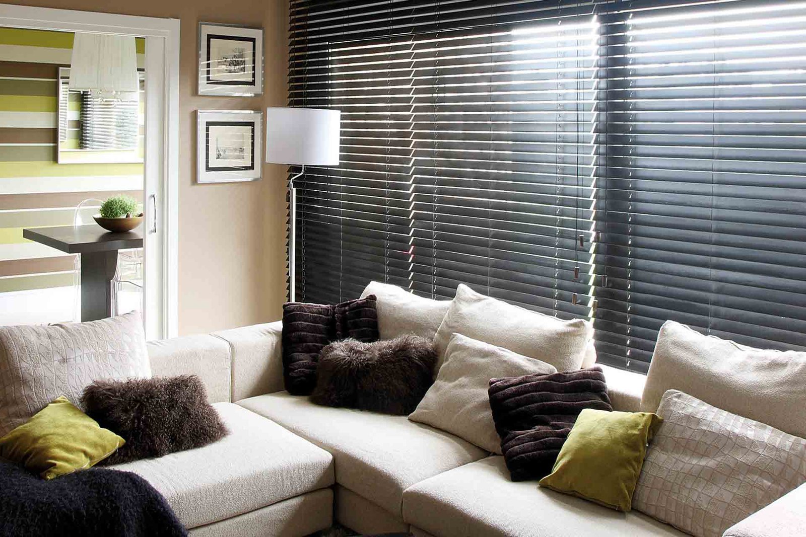 Persiana Horizontal com controle de luz em sala de estar