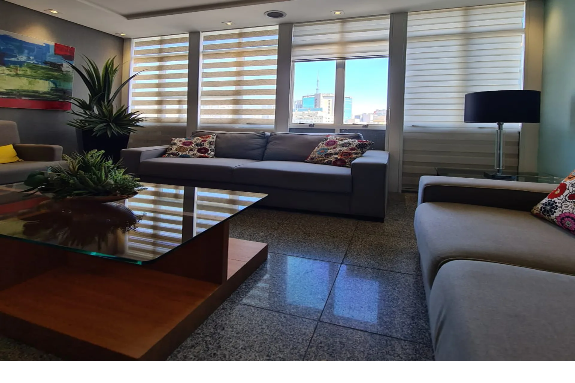 Cortina Duovision sob medida instalada em ambiente moderno