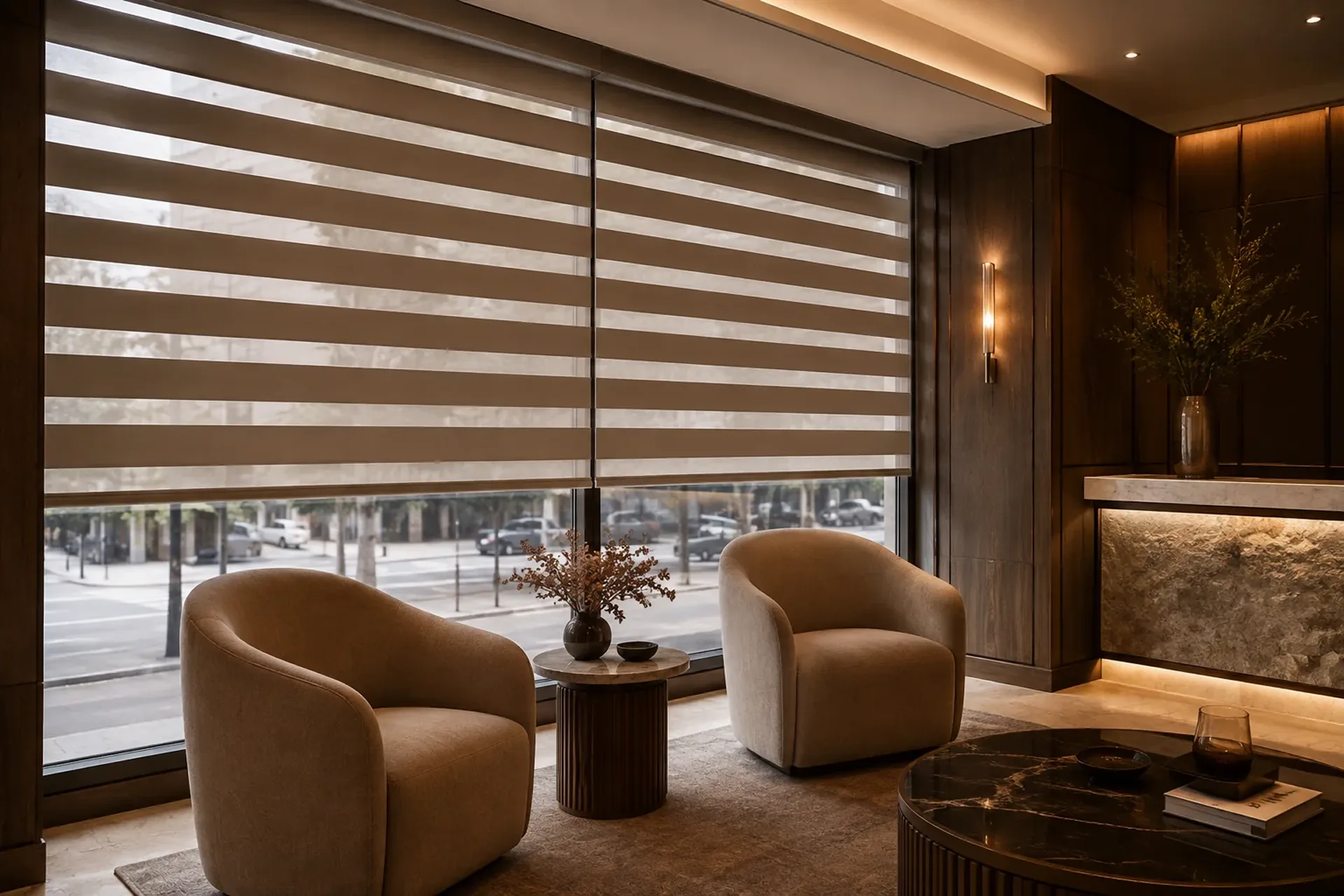 Cortina Zebra com faixas opacas e translúcidas em sala de estar